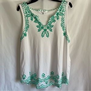 Crown & Ivy Woman’s White V Neck Green Eyelet Tank Top Large